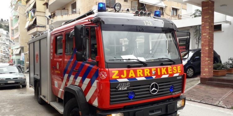 DETAJET E PARA/ Digjet një makinë në Tiranë, dyshohet për shkaqe xhelozie