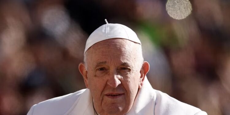 DETAJET/ U shtrua në spital pas problemeve me rrugët e frymëmarrjes, ja gjendja e Papa Françeskut