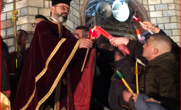 “KRISHTI U NGJALL”/ Pashkët, mijëra besimtarë ortodoksë mbushin rrugët në Korçë, marrin pjesë në meshën e mesnatës