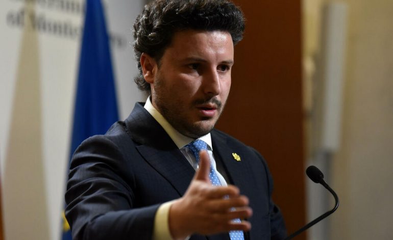 TENSIONET POLITIKE NË MAL TË ZI/ Abazoviç thirrje presidentit të ri: Anulo vendimin e Gjukanoviç për zgjedhjet parlamentare