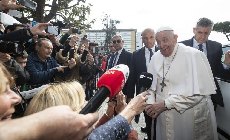 “JAM GJALLË”/ Papa Françesku del nga spitali: Nuk kisha frikë! Të dielën mban meshën e Palmës