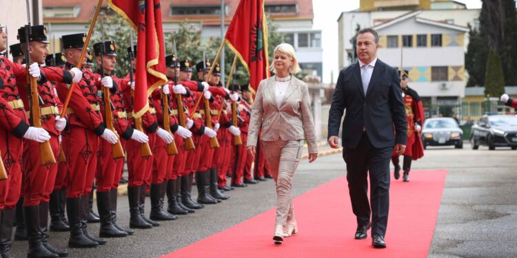 MINISTRJA E MBROJTJES SË AUSTRISË VIZITË NË SHQIPËRI/ Peleshi: Kosova, pjesë e qenësishme e Ballkanit Perëndimor