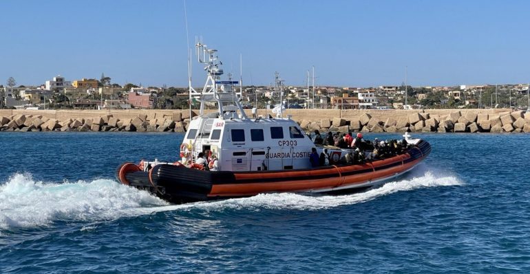 ITALIA PËRFSHIHET NGA MOTI I KEQ/ Bllokohen 35 emigrantë në një ishull, mes tyre një grua shtatzënë