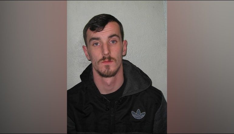 NË KËRKIM PËR VRASJEN E ARDIAN NIKULAJT/ Zbulohet e shkuara kriminale e britanikut që është ende në arrati! I dënuar për…