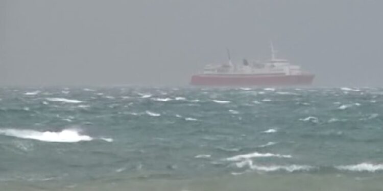 KROÇERA NUK ANKOROHET DOT NË PORT/ Shkak moti dhe punimet në port