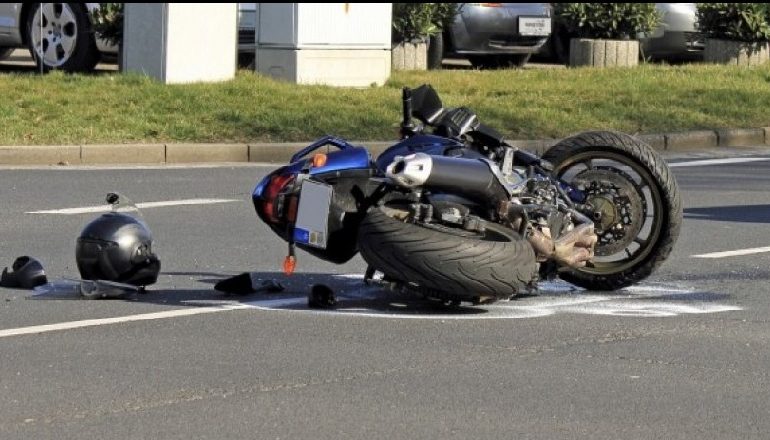 AKSIDENT NË TIRANË/ Kamioni përplas motorin, një i lënduar