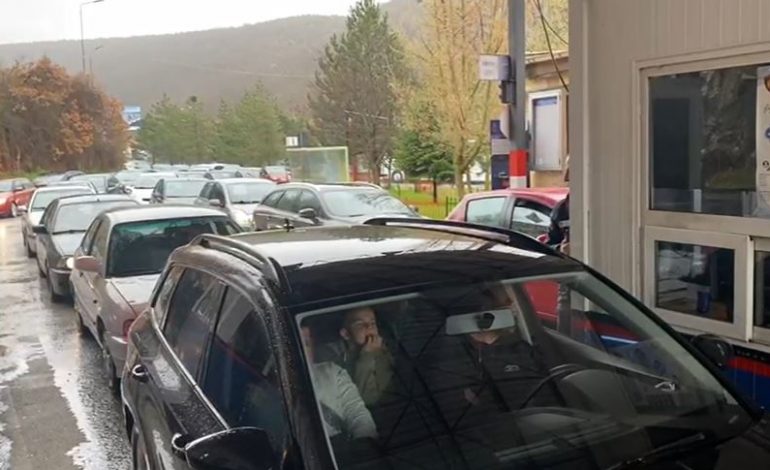 PASHKËT/ Shqiptarët kthehen në atdhe për Pashkë, fluks lëvizjesh në Kapshticë, pritje rreth 2 orë në palën greke