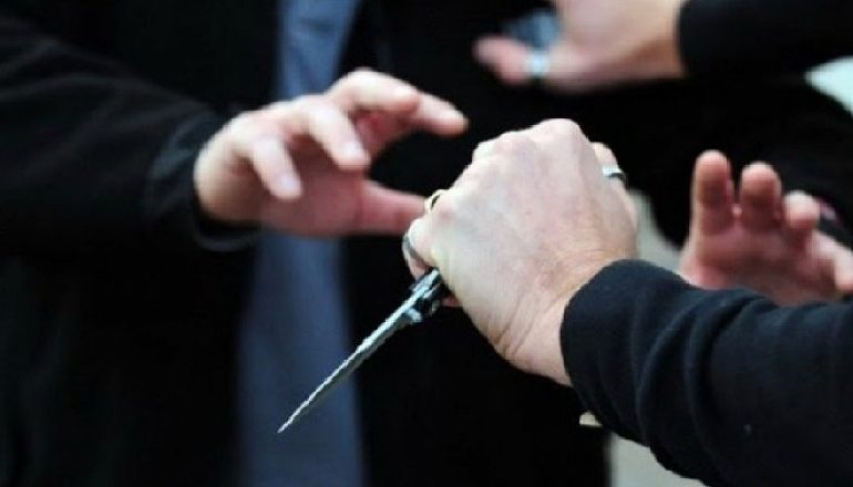 SHERR ME THIKA NË QENDËR TË SHKODRËS/ Plagosen tre persona, një prej tyre në gjendje të rëndë