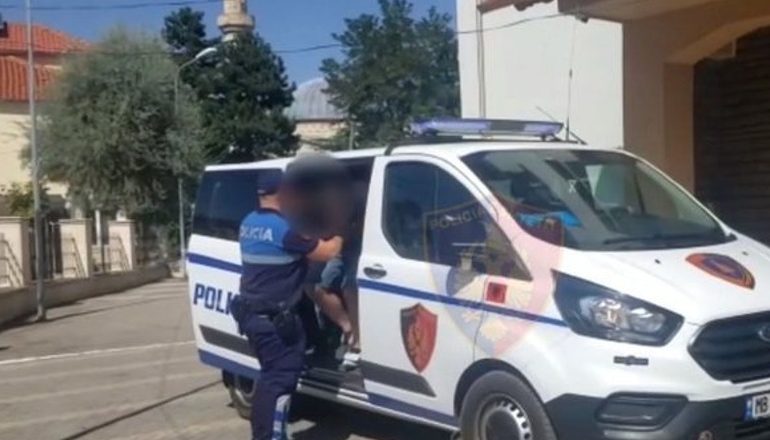 ARRESTOHET 21-VJEÇARI/ Në 2022 kaloi dhjetëra emigrantë në kufirin greko-shqiptar