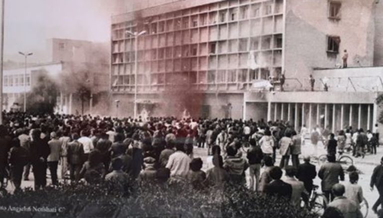 RËNIA E KOMUNIZMIT/ 32 vite nga masakra e 2 prillit