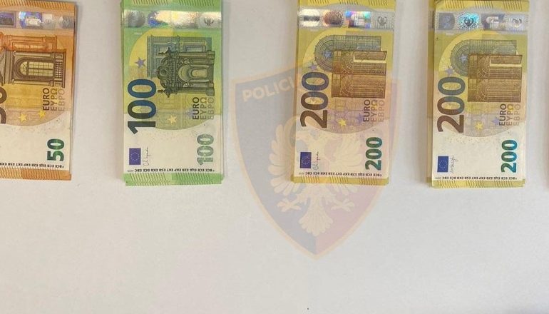 NDODH NË RINAS/ Tentoi t’i fuste kontrabandë 17 550 euro në vendin tonë, në hetim 31-vjeçari