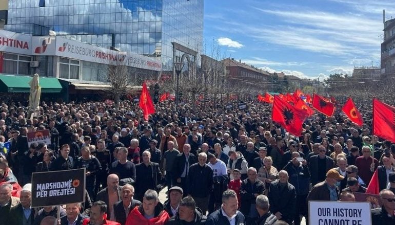 DREJTËSI PËR KRERËT E UÇK/ Përfundon marshi më i madh në Kosovën e pasluftës