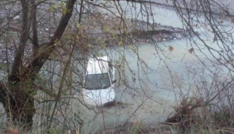 DETAJET NGA AKSIDENTI I RËNDË NË AKSIN LIBRAZHD-PËRRENJAS/ Makina del nga rruga dhe bie në përrua, vdes çifti i bashkëshortëve