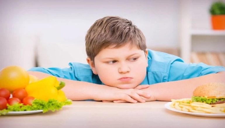 RAPORTI/ Gjysma e popullsisë së botës do të jetë mbipeshë deri në vitin 2035