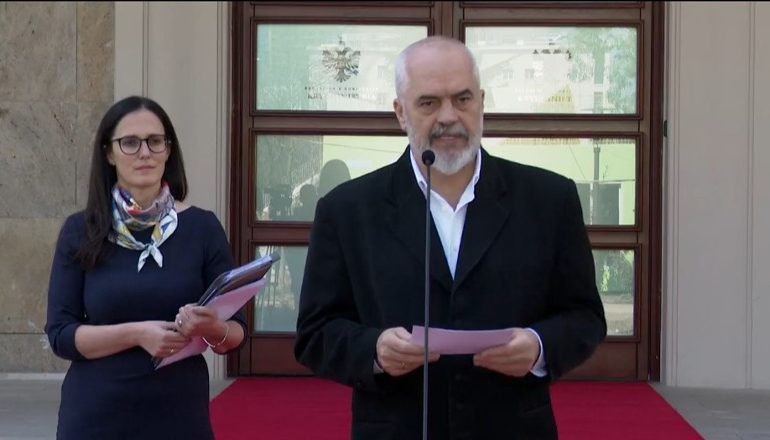 VENDIMET E QEVERISË/ Rama: Paga e mësuesve të arsimit të mesëm do të shkojë mbi 100 mijë lekë! Rritet…