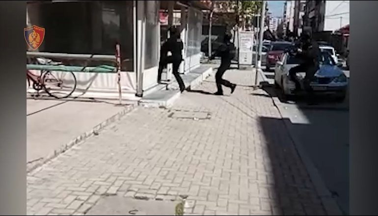 SHPËRNDANIN KOKAINË NË LOKALE/ Kush janë 8 të arrestuarit në Durrës! Furnitori përdorte katër emra