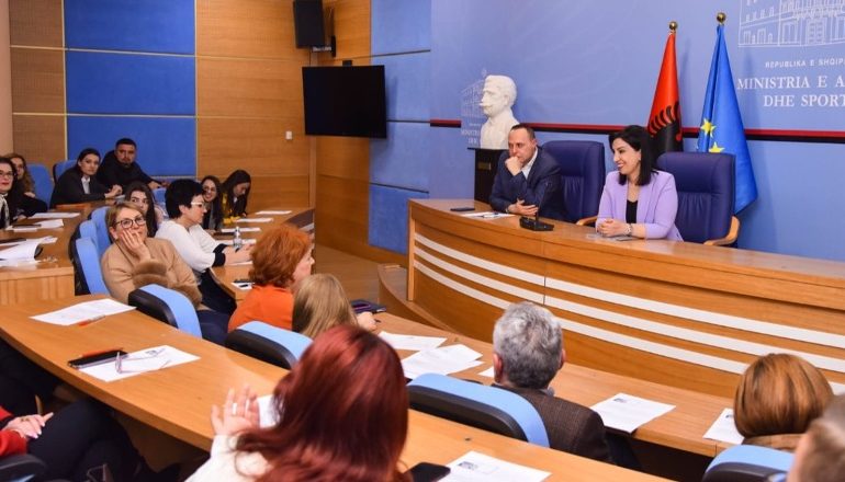 PREZANTOHET POLITIKA E RE E RENDITJES KOMBËTARE TË GJIMNAZEVE/ Kushi: Bazuar në konkluzionet do të përmirësojmë…