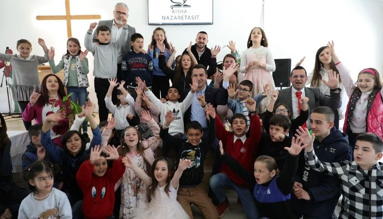 NË VIGJILJE TË PASHKËS/ Veliaj vizitë në Kishën e re Protestante në Kombinat: Hapësirë që i shërben komunitetit