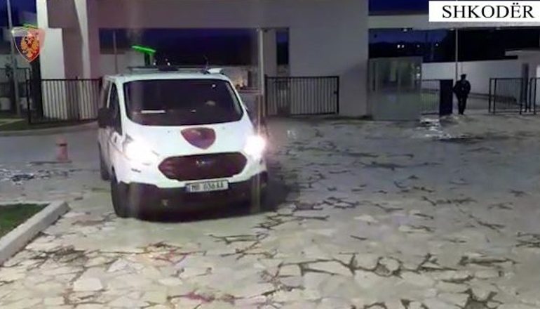 E PËSON KEQ/ Mori 13 emigrantë të paligjshëm në Sarandë dhe do i kalonte në Mal të Zi, në pranga 66-vjeçari në Shkodër