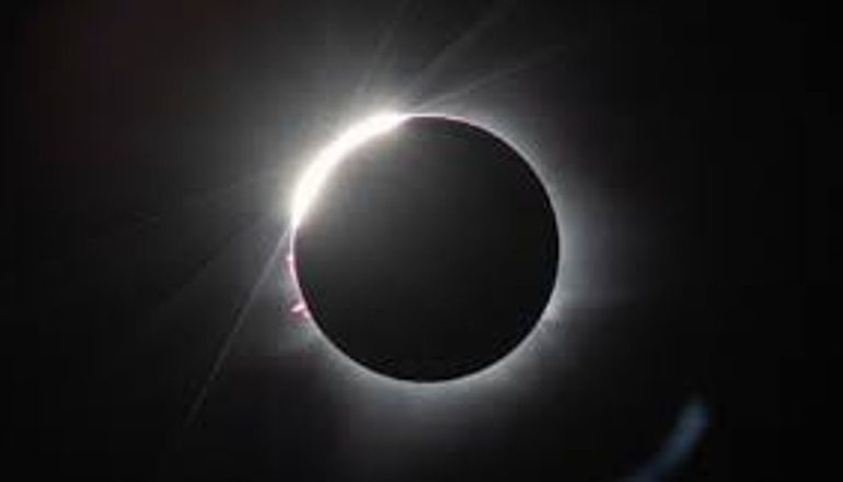 NJË NGJARJE E RRALLË ASTRONOMIKE/ Eklipsi diellor hibrid mahniti ndjekësit e tij në australi dhe indonezi