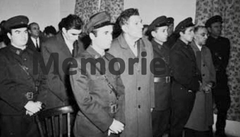 DOSSIER/ Dëshmia e rrallë e ish-ushtarit, që ishte pjesë e trupit gjykues, ndaj ‘puçistëve’: Gjatë një seance gjyqësore…