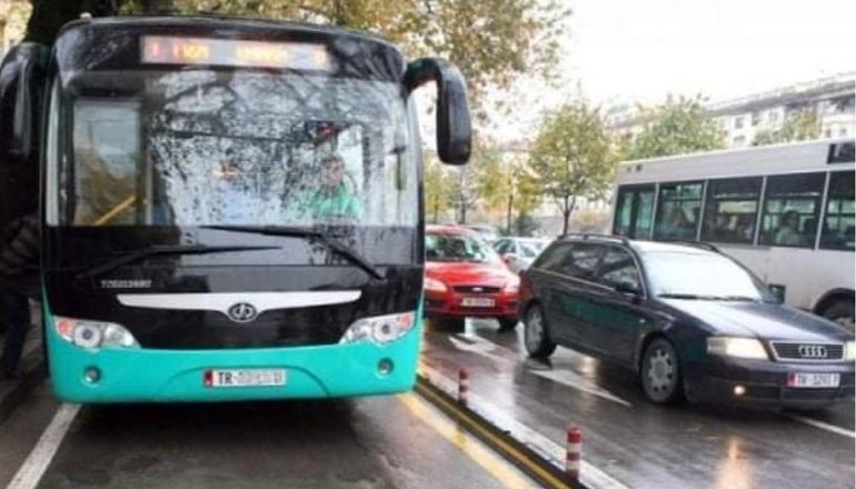 RISI NË TRANSPORTIN PUBLIK NË TIRANË/ Pasagjerët sinjalizohen me audio në shqip dhe anglisht për ndalesat në stacione
