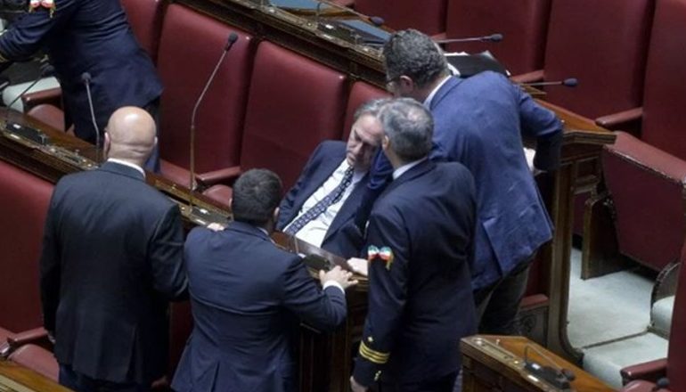 SEANCA PLENARE E PAZAKONTË NË ITALI/ Pas debateve të ashpra, njërit prej deputetëve i bie të fikët papritur