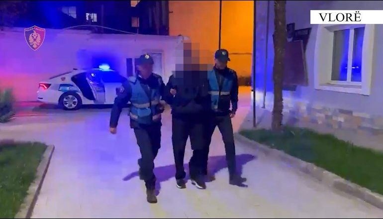 DHUNOI VJEHRRËN DHE NIPIN E SAJ MË PAS U DOGJI SHTËPINË/ Ish dhëndri nga Kosova ende në kërkim! Policia arreston shokun e tij në Morinë