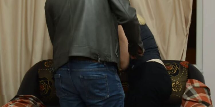 ZBARDHET ARSYEJA/ Dhunoi e mbajti peng bashkëjetuesen, bashkë me 31-vjeçarin arrestohen 4 persona të tjerë