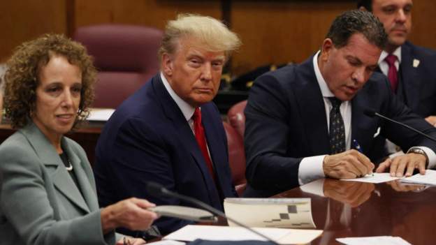 FOTOT/ Dalin pamjet e para të Trump brenda sallës së gjyqit