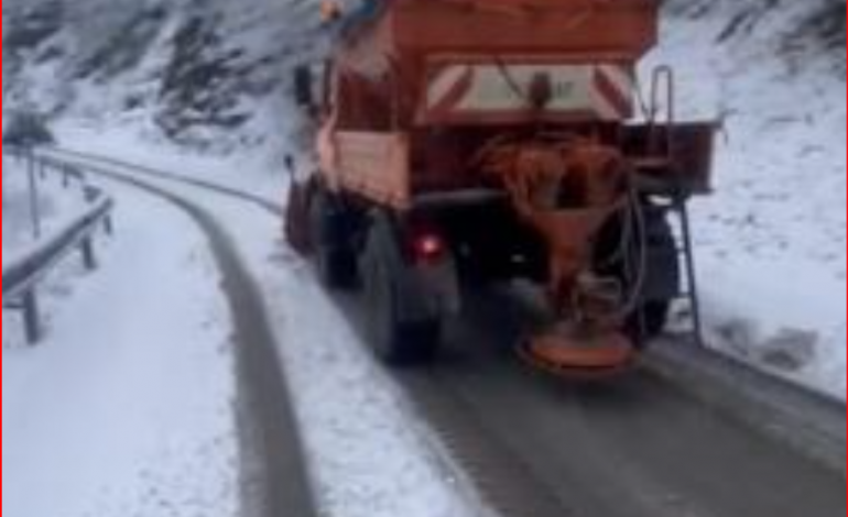 ULEN TEMPERATURAT/ Borë dhe reshje shiu në Korçë, ja si është gjendja në akset rrugore