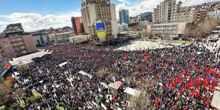 FOTOLAJM/ Rama poston imazhet nga Prishtina: Me marshin për drejtësi