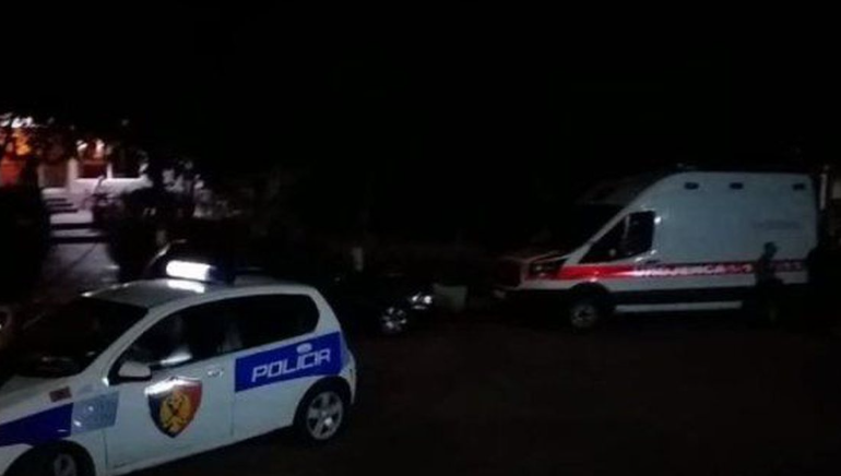 SHERR NË ELBASAN/ Goditen me sende të forta disa të rinj, një prej tyre përfundon në spital