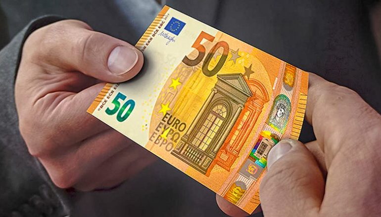 RËNIA E EUROS PREK REKORDE TË REJA/ Zbret në kufirin e 112 lekëve, çfarë parashikohet në vijim