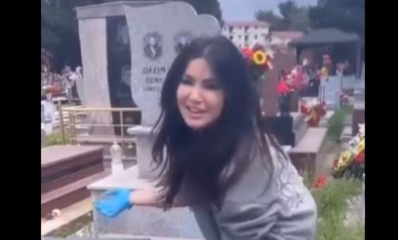 VIDEO SKANDALI! Motrat Pojani tallen në varreza me të vdekurit: Fytyra ime kushton para…