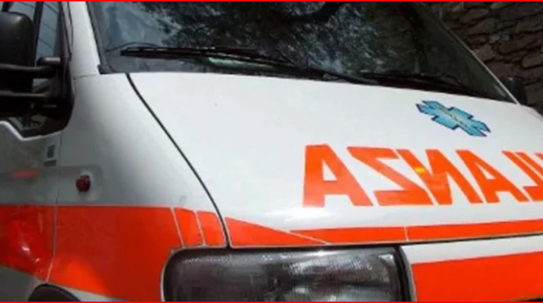 12-VJEÇARI SHQIPTAR NË GJENDJE TË RËNDË/ E zuri poshtë porta e hekurit