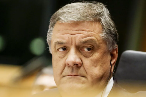 SKANDALI NË PE/ Lirohet pas 5 muajsh nga burgu eurodeputeti, shfaqet me byrzylyk elektronik