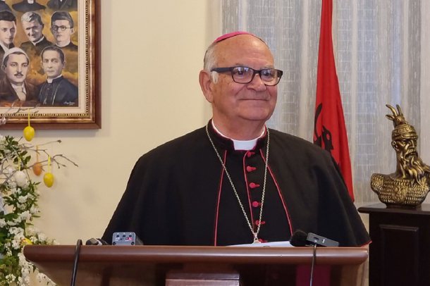 FESTA E PASHKËVE/ Mesazhi i Imzot Angelo Massafra: Mos lejoni askënd të na e rrëmbejë shpresën
