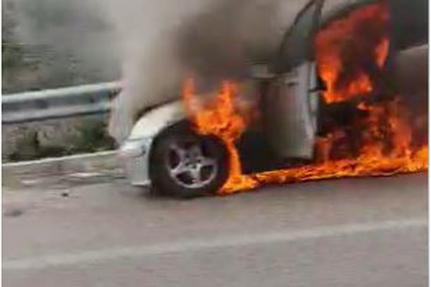 DETAJET E PARA/ Automjeti merr flakë në dalje të tunelit të Elbasanit (PAMJET)
