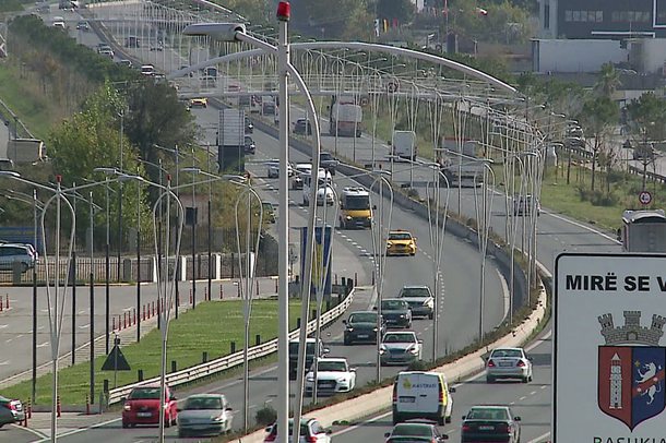 RREGULLAT E REJA TË KODIT ZGJEDHOR NISIN ZBATIM/ Përgjysmohen gjobat e makinave nëse…