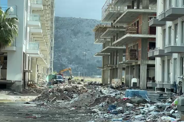 NDËRROI JETË PASI RA NGA SKELA/ 45-vjeçari në Shëngjin sapo kishte nisur punën në pallatin në ndërtim