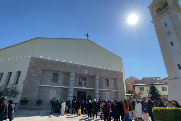 BEKIMI I USHQIMEVE TË FESTËS/ Rritet fetare të të krishterëve katolikë para ditës së Pashkës