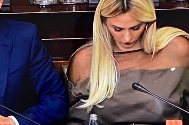 SHKOI NË KUVEND ME BLUZË TRANSPARENTE/ Pamja e Ministres “pushton” rrjetet sociale