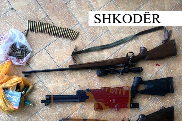 SNAJPER, PUSHKË E PISTOLETA/ Operacion në Shkodër, zbulohet arsenal armësh, nënë e bir…