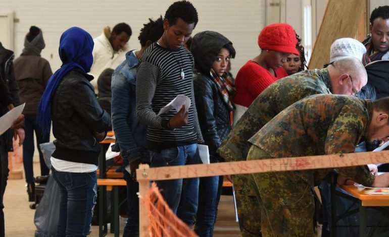 EMIGRANTËT NË GJERMANI/ DW: Një nga katër vetë janë refugjatë, vendin e parë e zë…