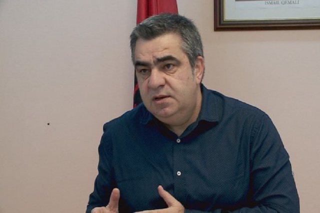 “NUK PUNOJNË SEMAFORËT”/ Gonxhja ‘përplaset’ me ish-këshilltarin e Metës: Tela me gjemba t’i vendosim Unazës?! Këmbësorët…