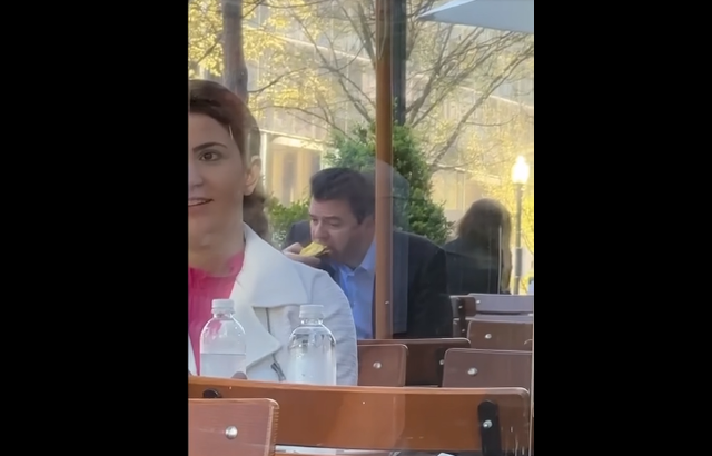 VIDEOLAJM/ Momenti viral i Bashës, shfaqet duke… ngrënë