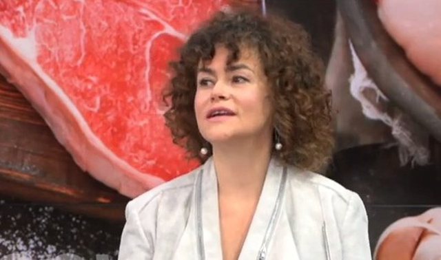 “MENDIMET NEGATIVE VIJNË NGA ZORRA…”/ Animalistja godet sërish me deklaratën e saj: Ne nuk hamë mish, por inde të kalbura…