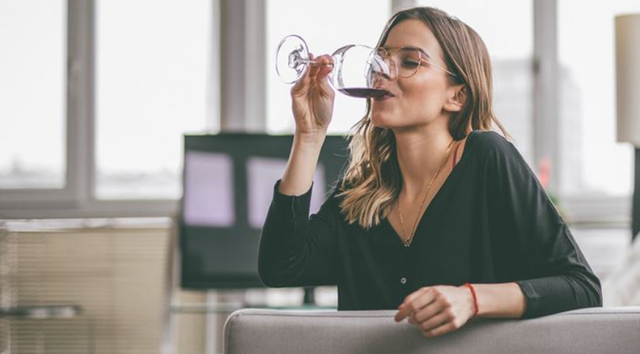 ALKOOLI DËMTON MËLÇINË/ Mjekja: Mos konsumoni më shumë se 30-50 gram në ditë