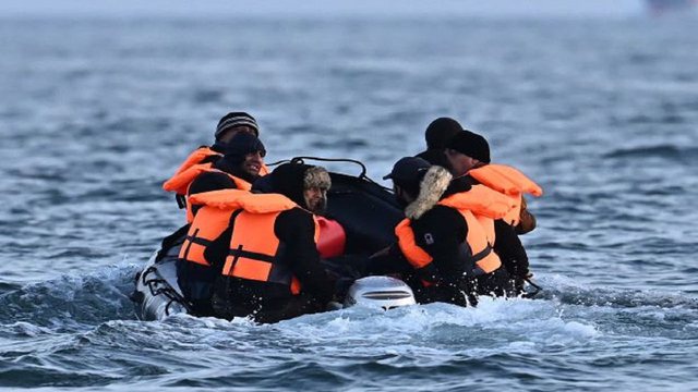 ME GOMONE PËR NË ANGLI/ “The Sun” zbulon numrin: Sa shqiptarë kanë mbërritur në Britani deri më tani?